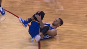 stephen curry holding knee after mcl injury in playoffs